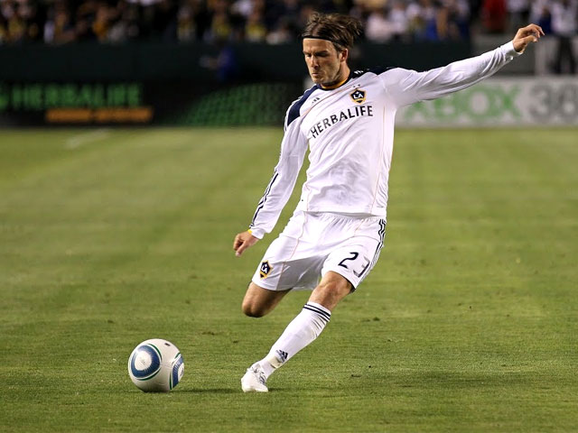 Nã Đại Bác Là Gì? Hiện Tượng Sút Xa Đỉnh Cao Trong Bóng Đá