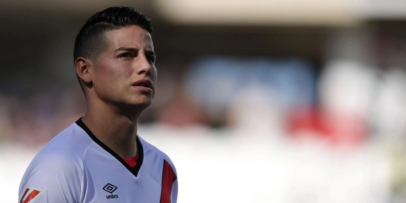 Cầu Thủ James Rodriguez: Hành Trình Đỉnh Cao Và Những Góc Khuất 2 Chân dung cầu thủ James Rodriguez trong màu áo đội tuyển Colombia